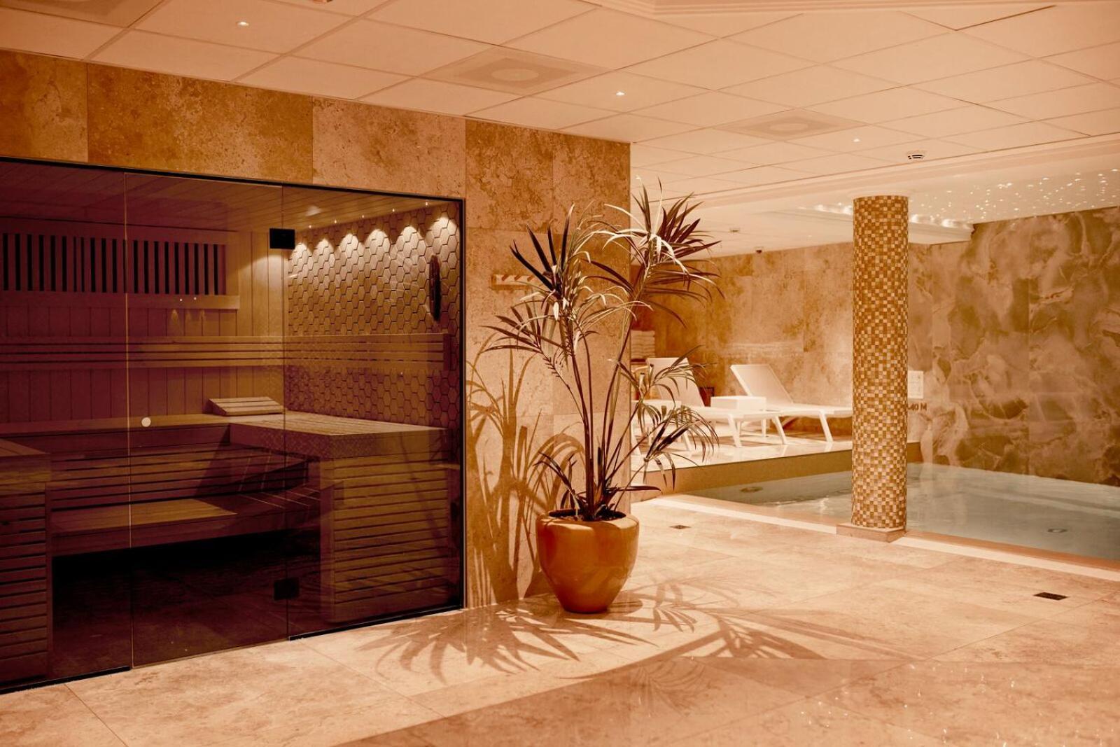 Hotel Der Valk Palace 4*