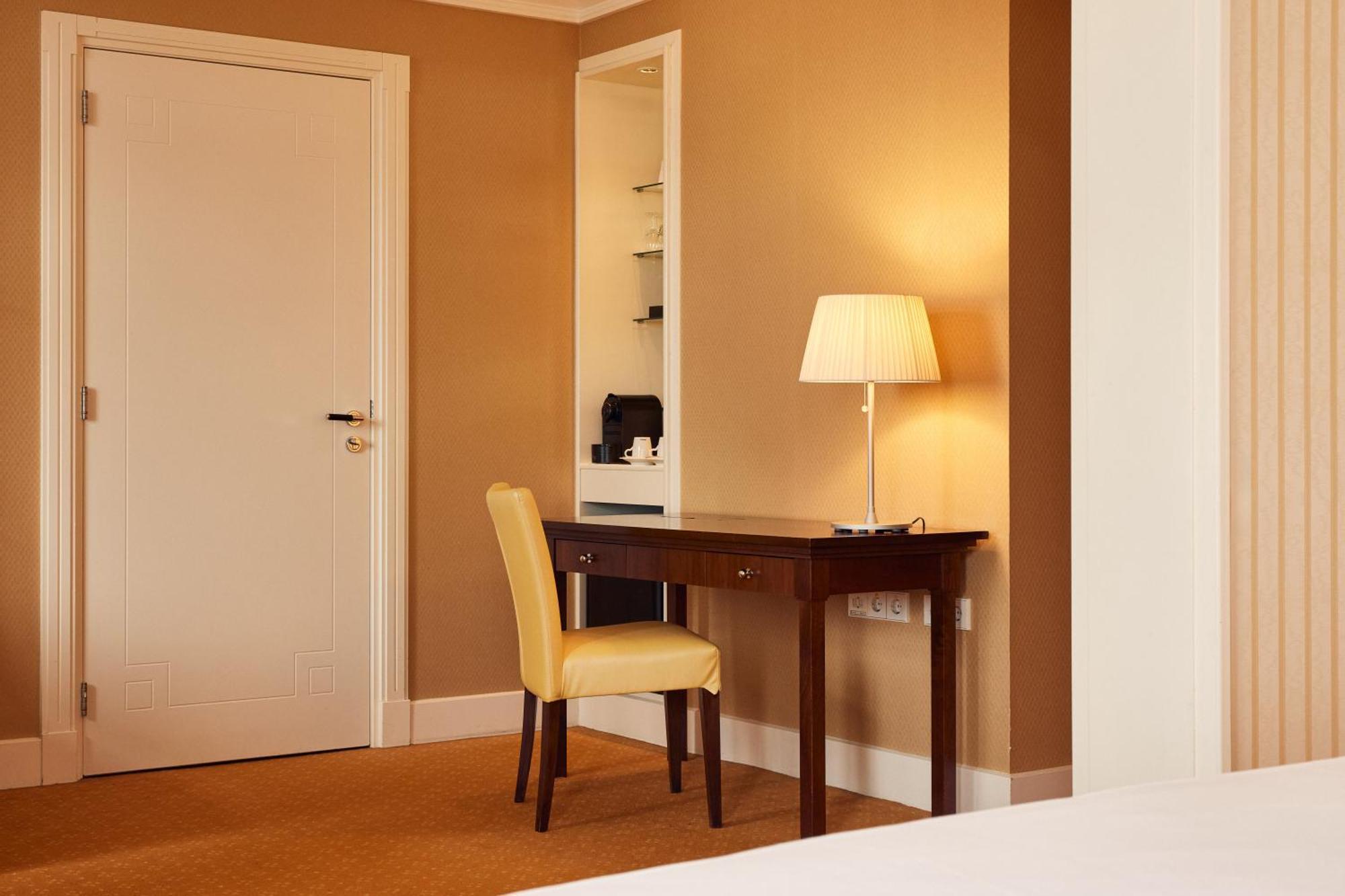 Hotel Der Valk Palace